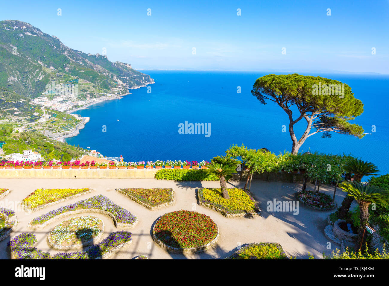 Ravello, vista sulla Costiera Amalfitana da una Villa Rufolo Terrazza Foto Stock