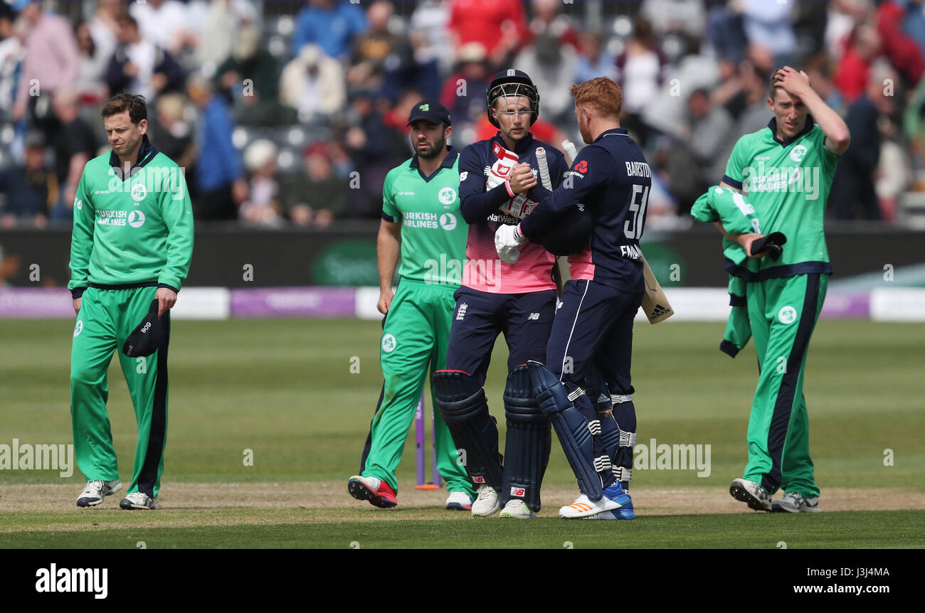 L'Inghilterra del Jonny Bairstow e Joe Root congratularmi con ogni altro dopo la vittoria durante il primo Royal London un giorno a livello internazionale della massa Brightside, Bristol. Foto Stock