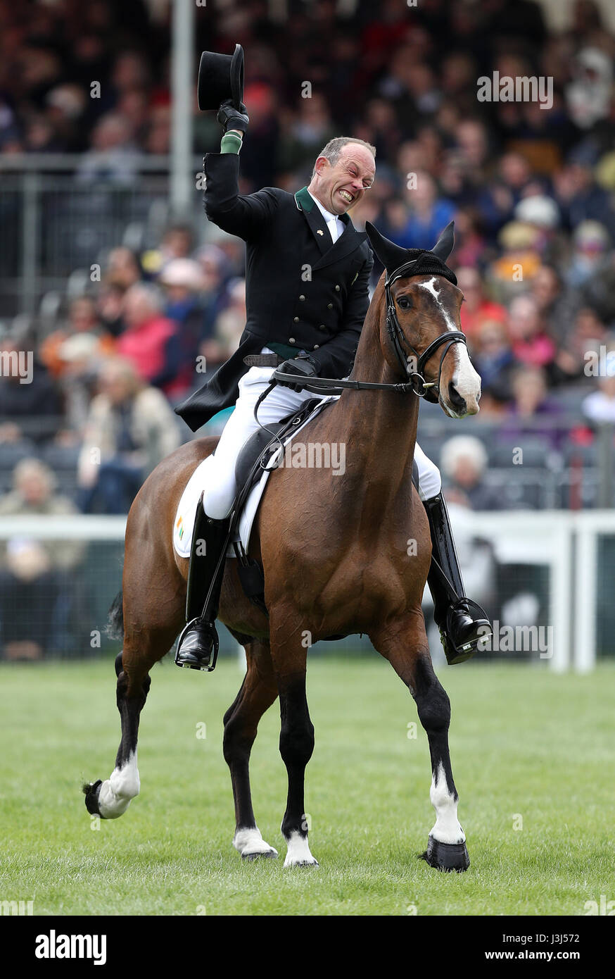 L'Irlanda di Jonty Evans su Cooley Rorkes Drift celebra il suo punteggio ottenuto dopo la fase di dressage al giorno tre del 2017 Badminton Horse Trials. Foto Stock