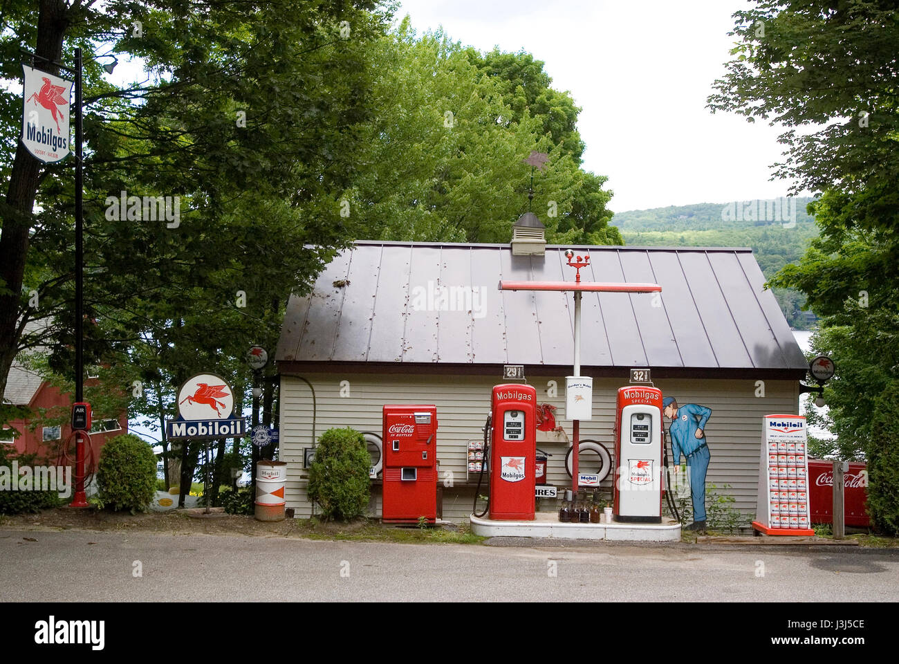Antiquariato stazione di servizio voci sul display a Newbry, New Hampshire, STATI UNITI D'AMERICA Foto Stock