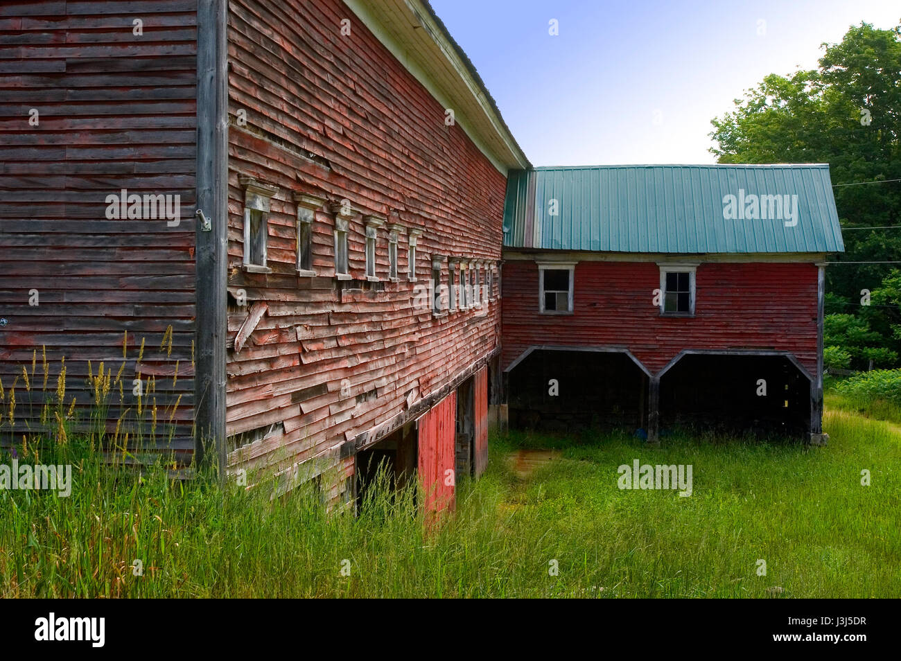 Un fienile abbandonato e fattoria lungo la US Route 3 in Campton, New Hampshire, Stati Uniti Foto Stock