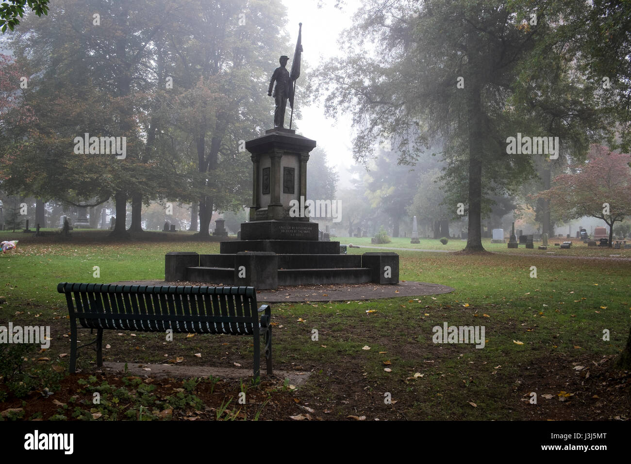 Statua di una guerra civile soldato in un cimitero di nebbia Foto Stock