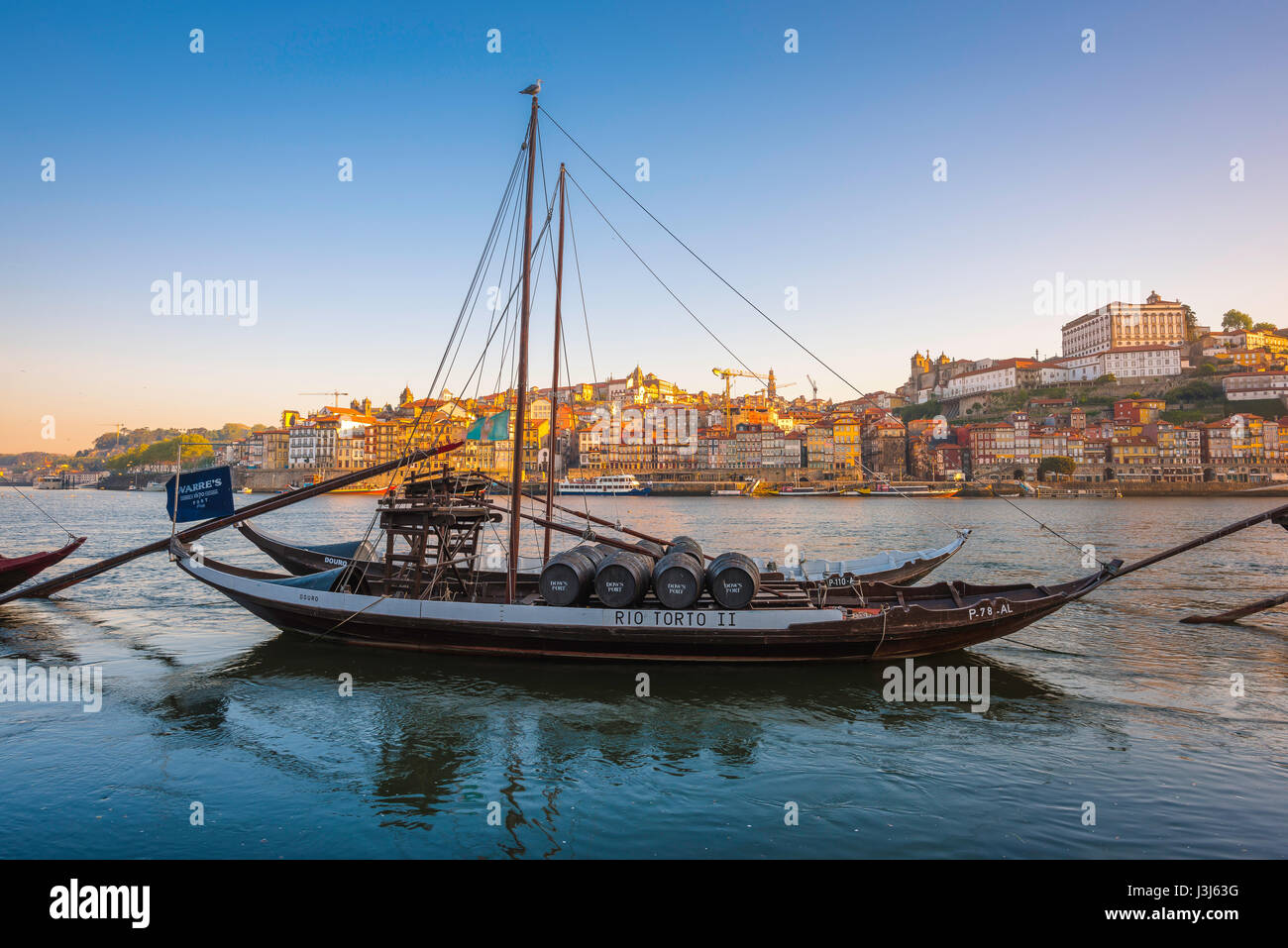 Douro Porto Portogallo, vista di una tradizionale barca rabelo sul fiume Douro con lo skyline di Porto all'alba sullo sfondo, Portogallo, Europa. Foto Stock