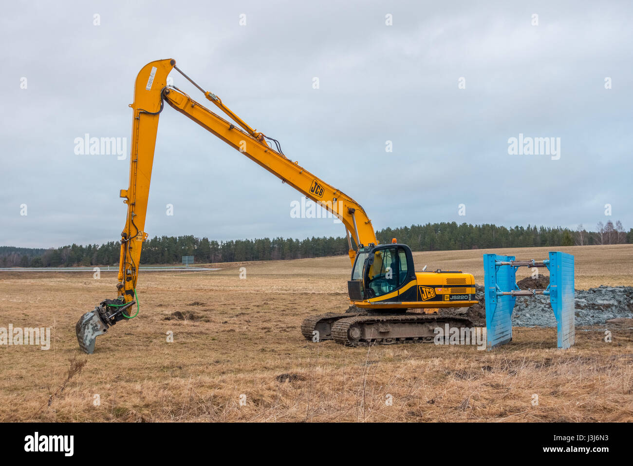 Long Reach escavatore su un sito di scavo Foto Stock