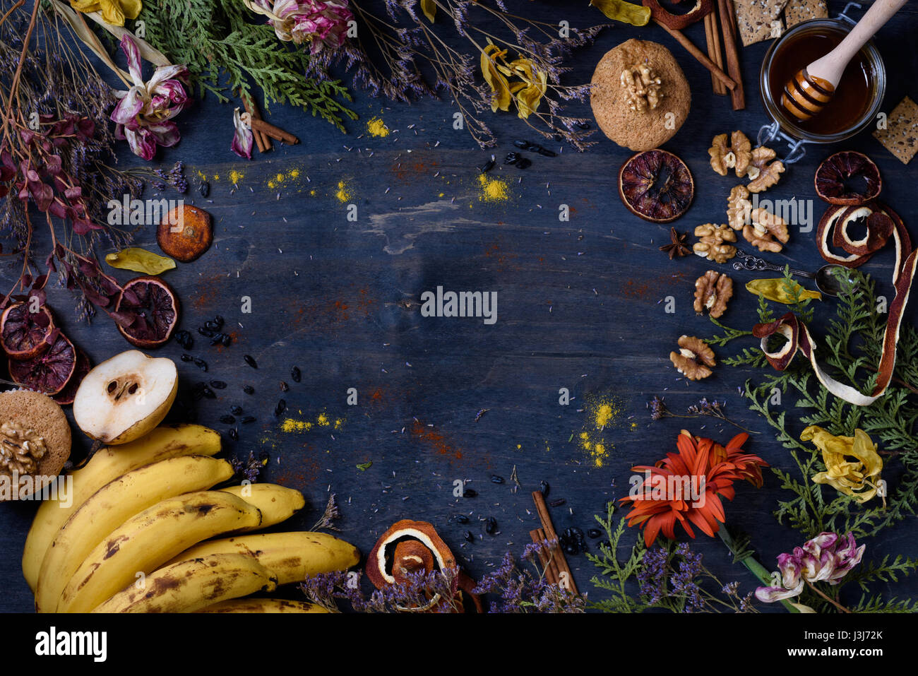 Bellissimo sfondo disordinato con cakces, frutta e noci. Telaio di cibo, vista dall'alto. Foto Stock