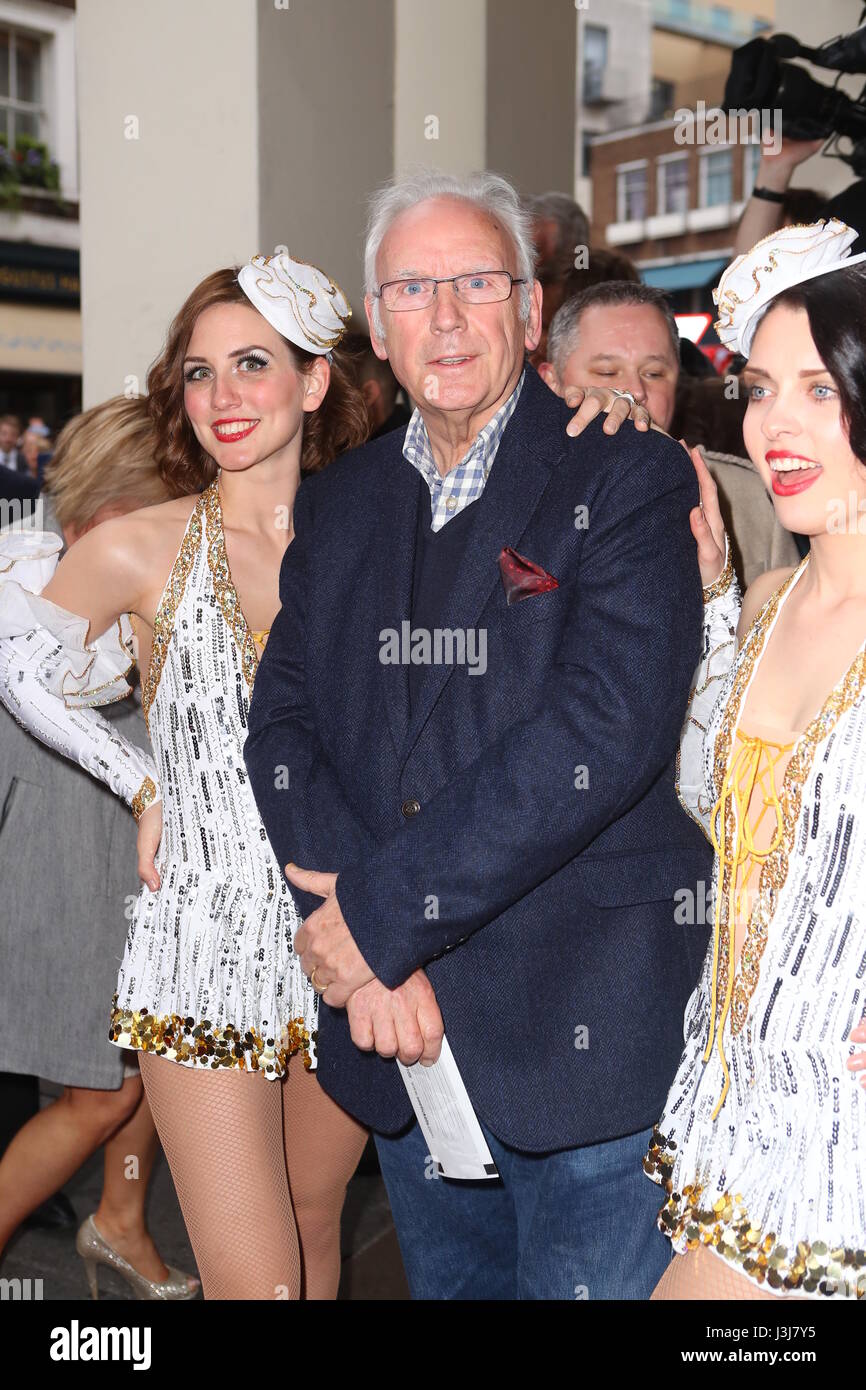 Pete Waterman assiste l'apertura notturna di '42nd Street' al Theatre Royal Drury Lane di Londra con: Pete Waterman dove: Londra, Regno Unito quando: 04 Apr 2017 Credit: John Rainford/WENN.com Foto Stock