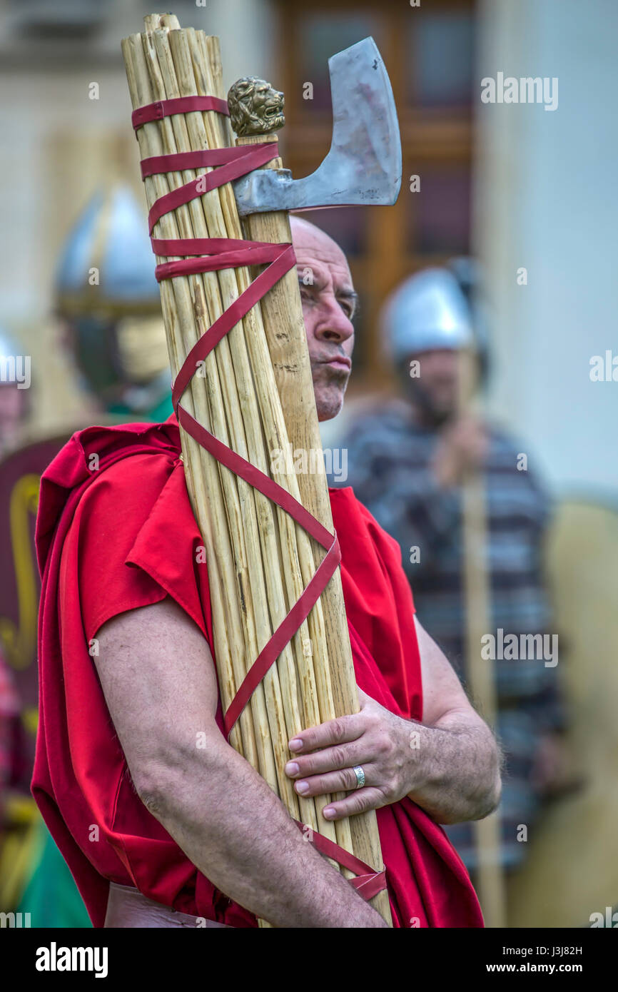 ALBA Iulia, Romania - 29 Aprile 2017: Carrier di Romano simboli sconosciuti in una dimostrazione a APULUM festival romano, organizzato dal Municipio. Foto Stock
