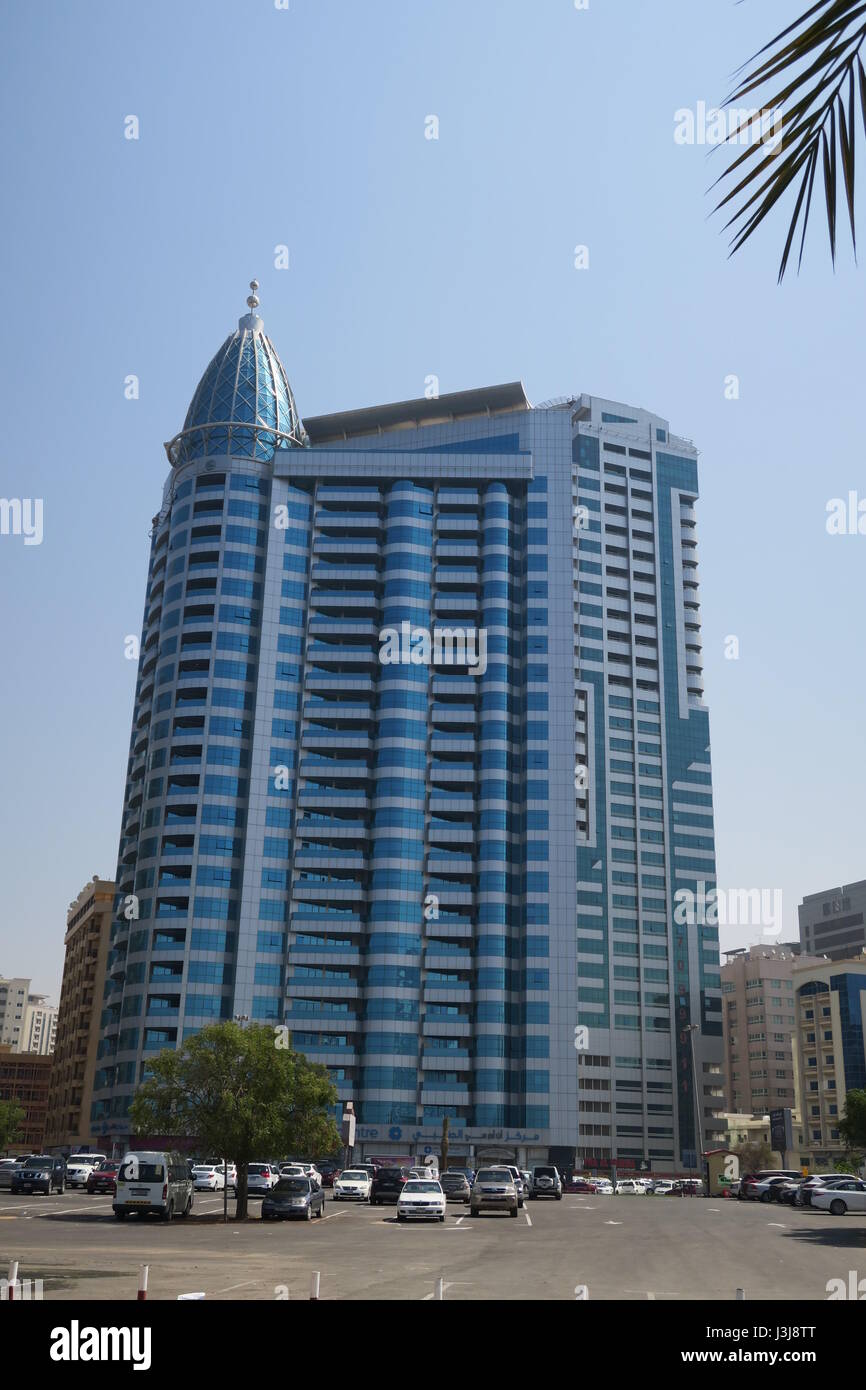 Sharjah è il terzo più grande emirato negli Emirati arabi uniti. partite di giganteschi grattacieli con le facciate in vetro, palme, moschee. Un bel giardino, bay Foto Stock