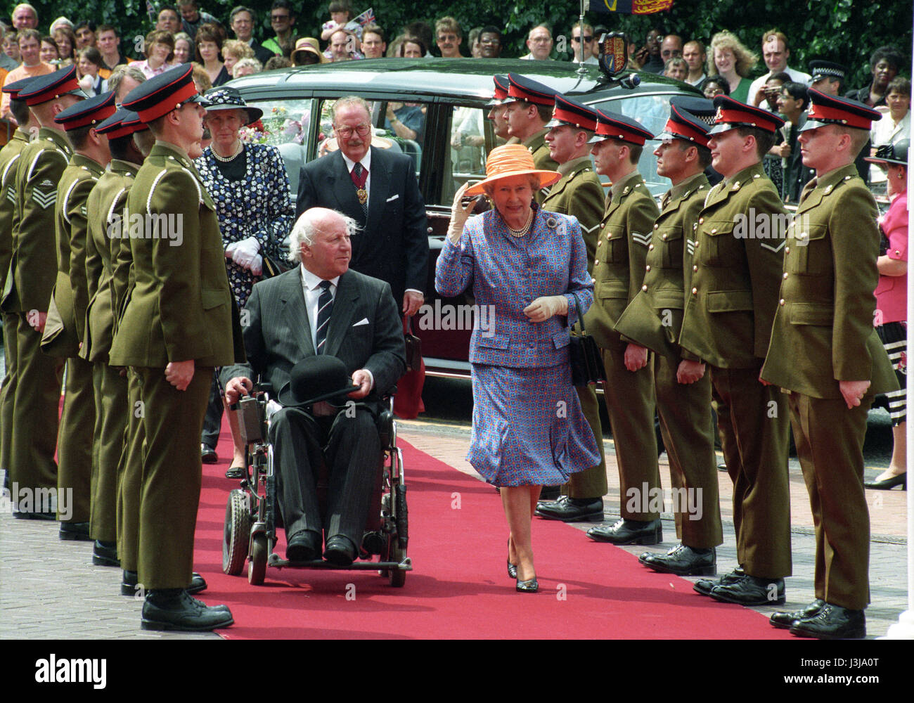 Sua Maestà la Regina Elisabetta con Sir Robert Taylor Molineux visita la home di Wolverhampton Wanderers Football Club nel 1994 Foto Stock