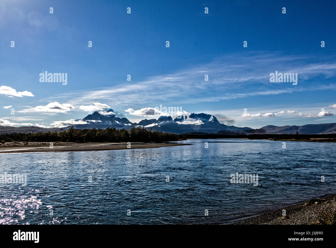 Serrano fiume withTorres del Paine cime sullo sfondo Foto Stock