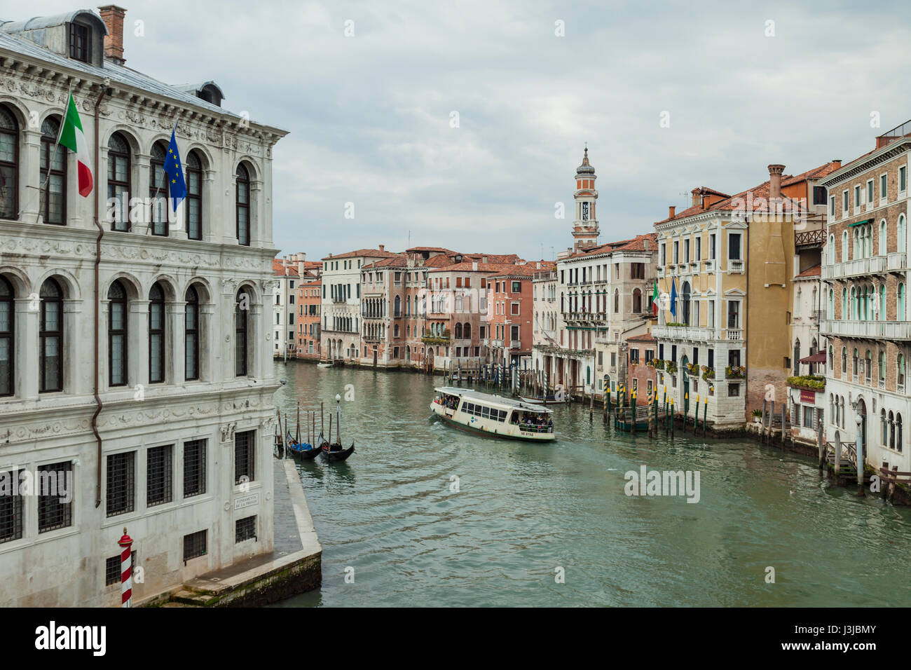 Giorno di pioggia sul Canal Grande a Venezia. Foto Stock