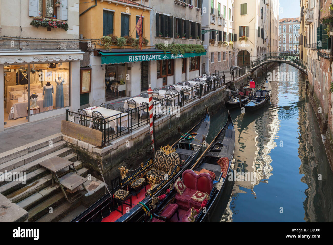 Gondole su un canale nella zona di San Marco di Venezia. Foto Stock