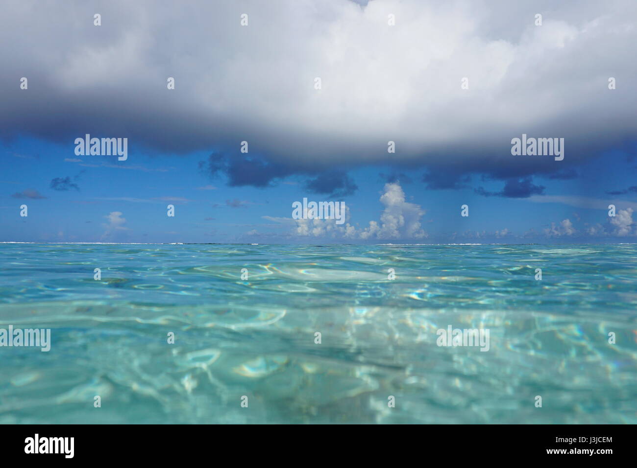 Seascape nuvoloso cielo blu con acque turchesi della laguna di Bora Bora, visto dalla superficie del mare, Polinesia francese, oceano pacifico del sud Foto Stock