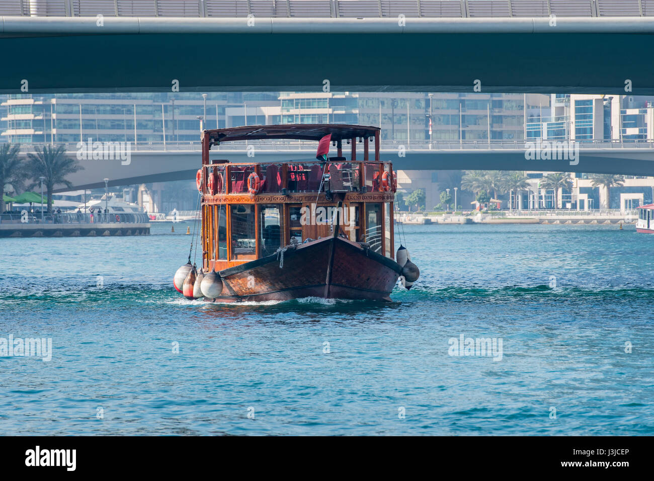 Dubai Emirati Arabi Uniti - barca tradizionale sull'acqua nella marina di Dubai Foto Stock
