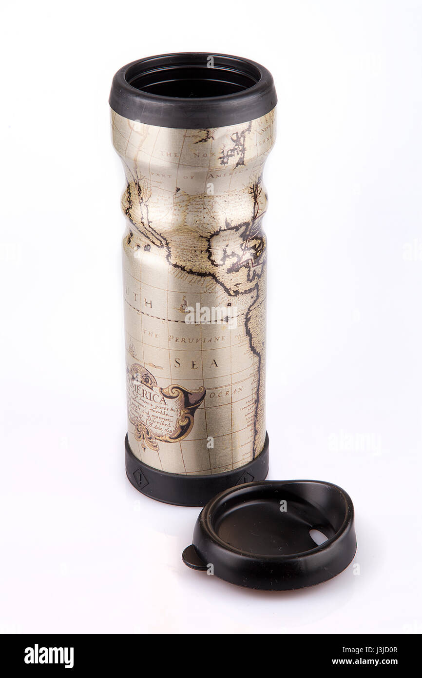Tazza da viaggio con una mappa del mondo su una superficie bianca. Tumbler Thermos isolati su sfondo bianco. Foto Stock