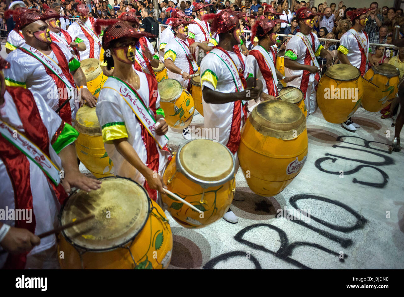 Tradizionale Murgas e scuole di samba durante la Llamadas (chiamata) processione che inizia ufficialmente il carnevale di Montevideo, Uruguay. È l Foto Stock