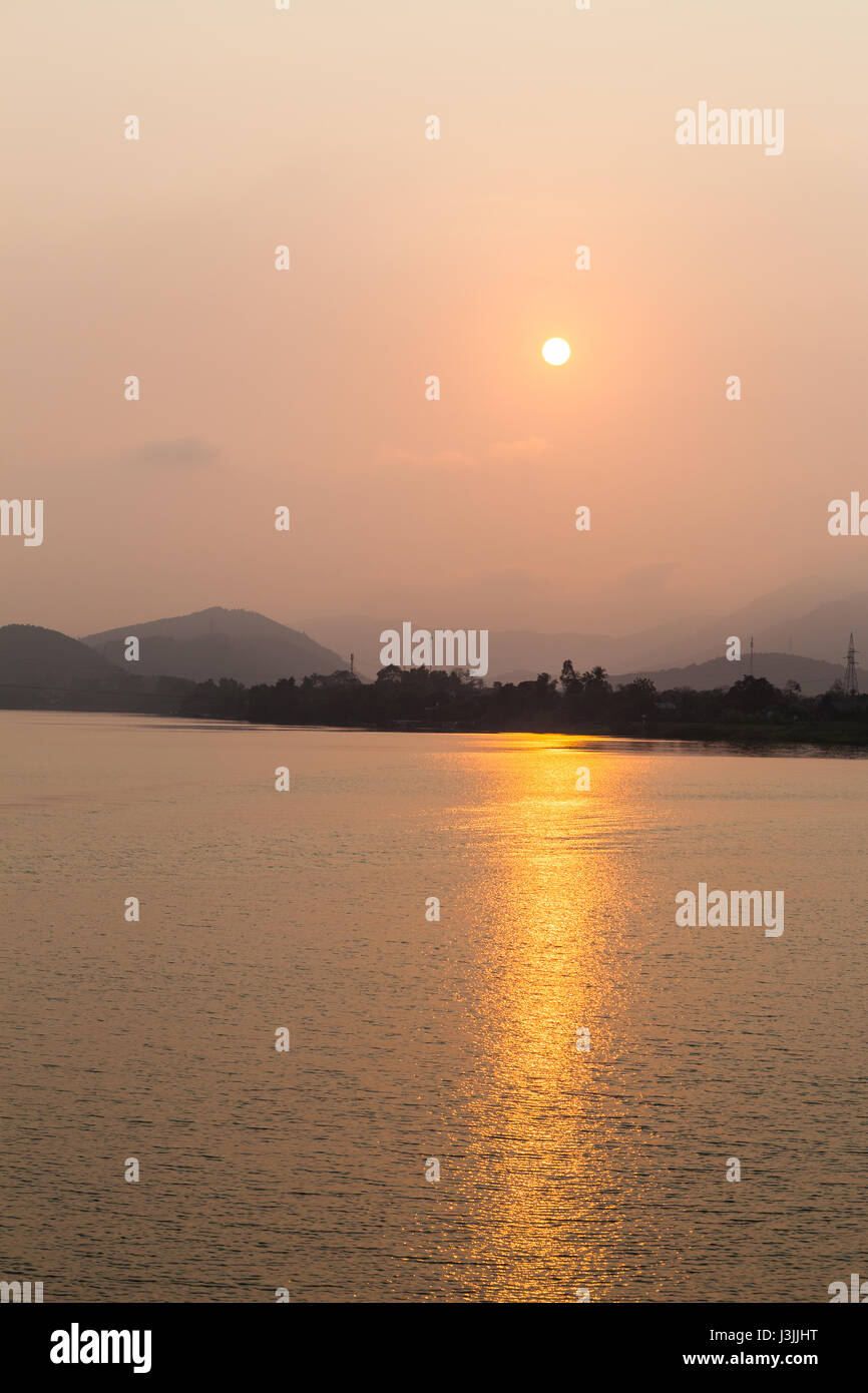 Vista da Thien Mu Pagoda al tramonto sul Fiume Perfume Foto Stock