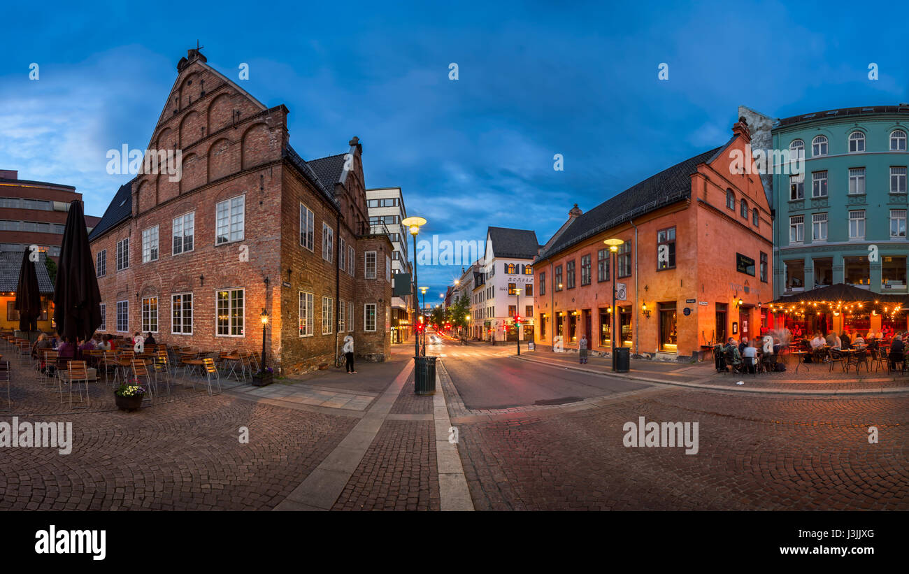 OSLO, Norvegia - 12 giugno 2014: Christiania Torv in serata. Il re Cristiano IV decise di ricostruire la città dopo un incendio nel 1624. Egli ha ricordato a questo sp Foto Stock