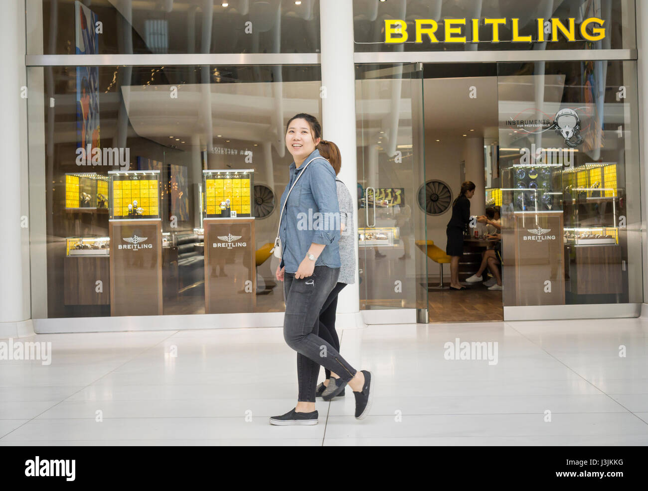 La gente a piedi passato un Breitling retail store in New York Sabato, 29 aprile 2017. CVC Capital Partners, una società di private equity con, ha acquistato un 80% della partecipazione in Svizzera orologiaio di lusso Breitling. (© Richard B. Levine) Foto Stock