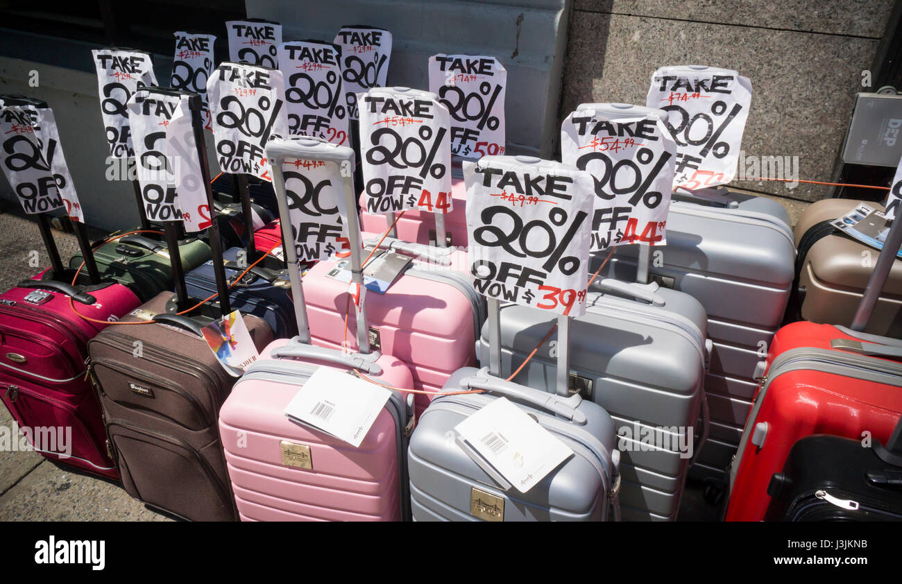 Un negozio visualizza il suo inventario dei bagagli scontati nella Upper  West Side di New York Sabato, 29 aprile 2017. (© Richard B. Levine Foto  stock - Alamy