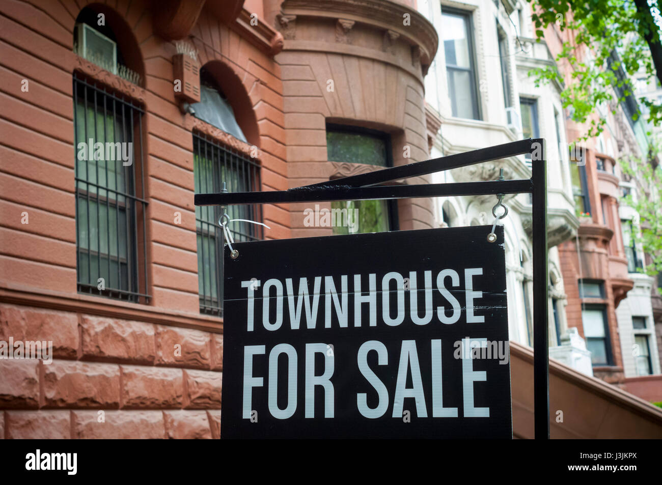 Segno per la casa in vendita in Upper West Side nieghborhood di New York domenica 30 aprile 2017. (© Richard B. Levine) Foto Stock