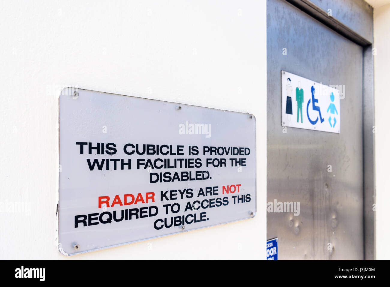 Segno di consigliare le persone che il bagno per disabili è accessibile a tutti e che i tasti del radar non sono necessari per accedere a questo armadio. Foto Stock