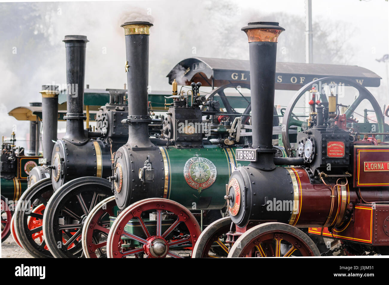 Il fumo proviene da camini da partite di motori di trazione ad una fiera a vapore Foto Stock