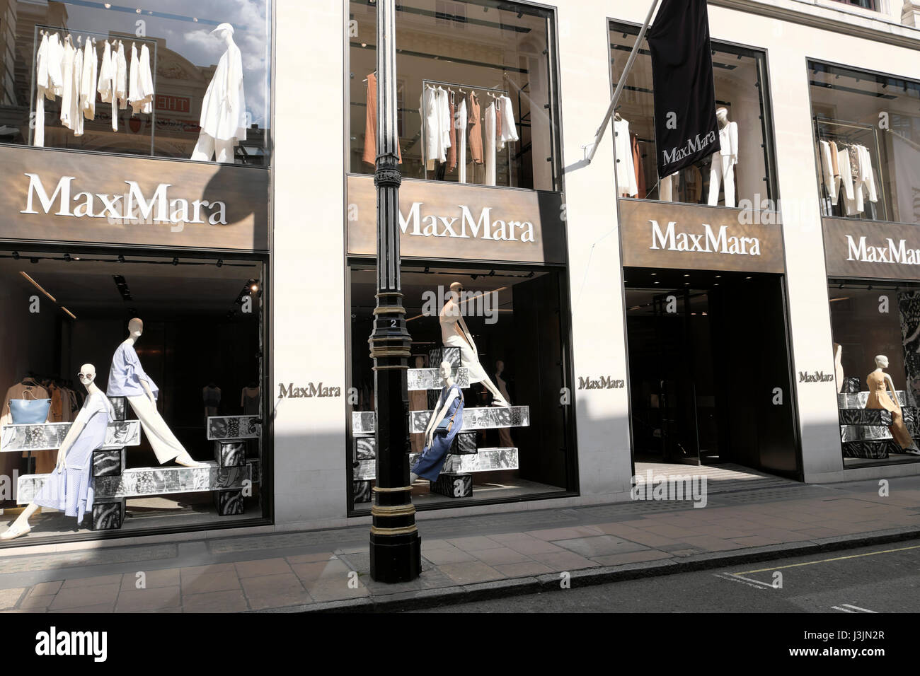 Vista esterna dei manichini nella finestra di MaxMara Old Bond Street store in London W1 KATHY DEWITT Foto Stock