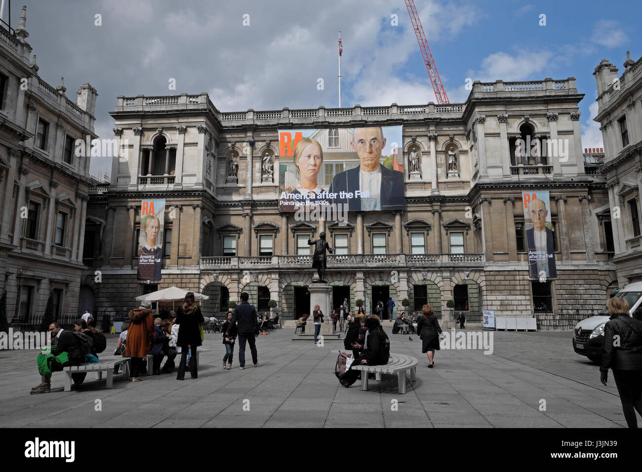 Royal Academy 'America dopo la caduta' exhibition annuncio pubblicitario con artista concedere iconici di legno dipinto 'Gotico americano' Londra UK 2017 KATHY DEWITT Foto Stock