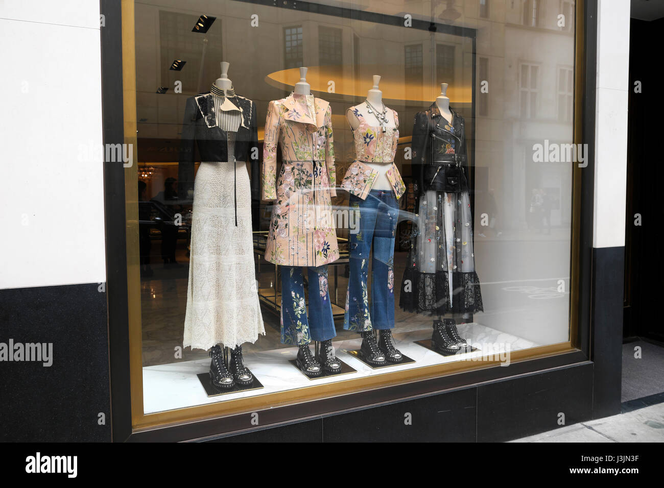 Alexander McQueen British designer di moda Bond Street store, Londra KATHY DEWITT Foto Stock