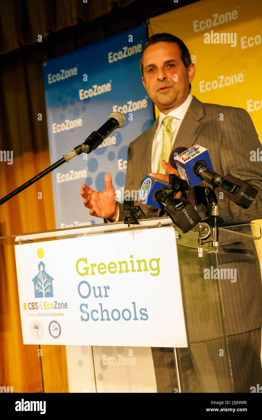 Miami Florida,Virginia Key,MAST Academy,Green Schools Initiative,Announcement Mayor,Manny Diaz,uomo ispanico maschio,eletto ufficiale,governo locale Foto Stock