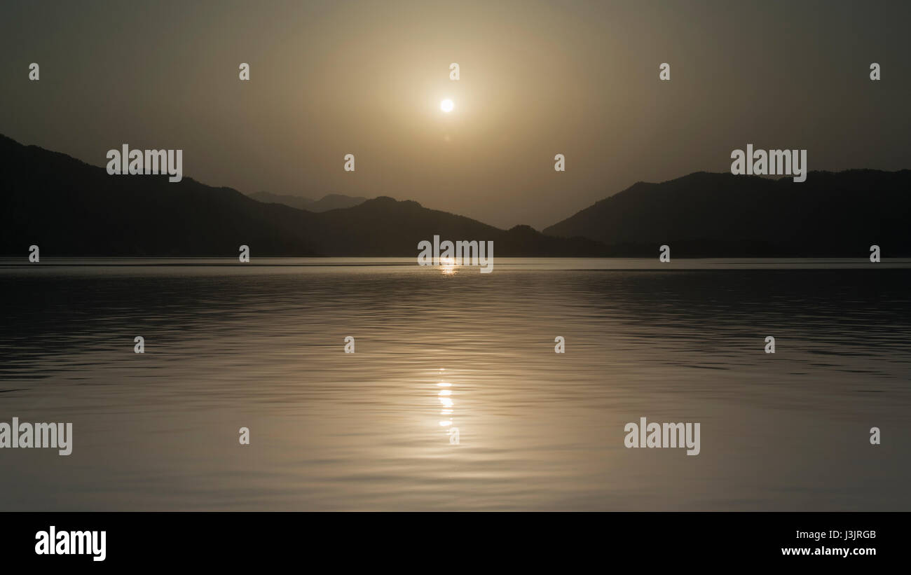 Girato da un tour in barca in un lago in provincia di Zhenjiang Cina Foto Stock