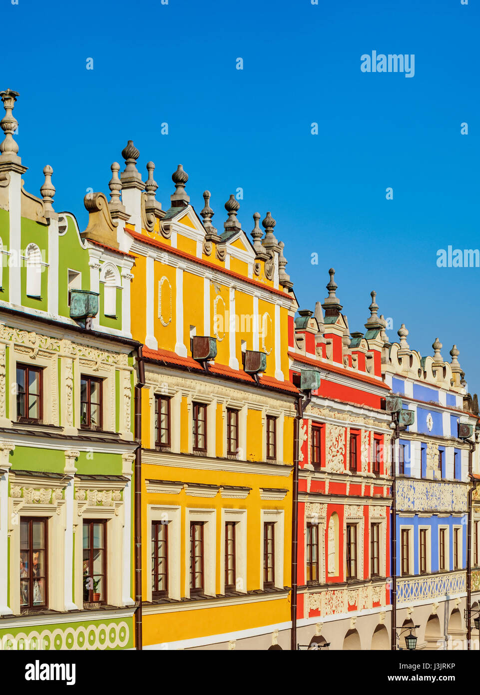 Polonia, Lublino voivodato, Zamosc, Città Vecchia, case colorate sulla piazza del mercato Foto Stock