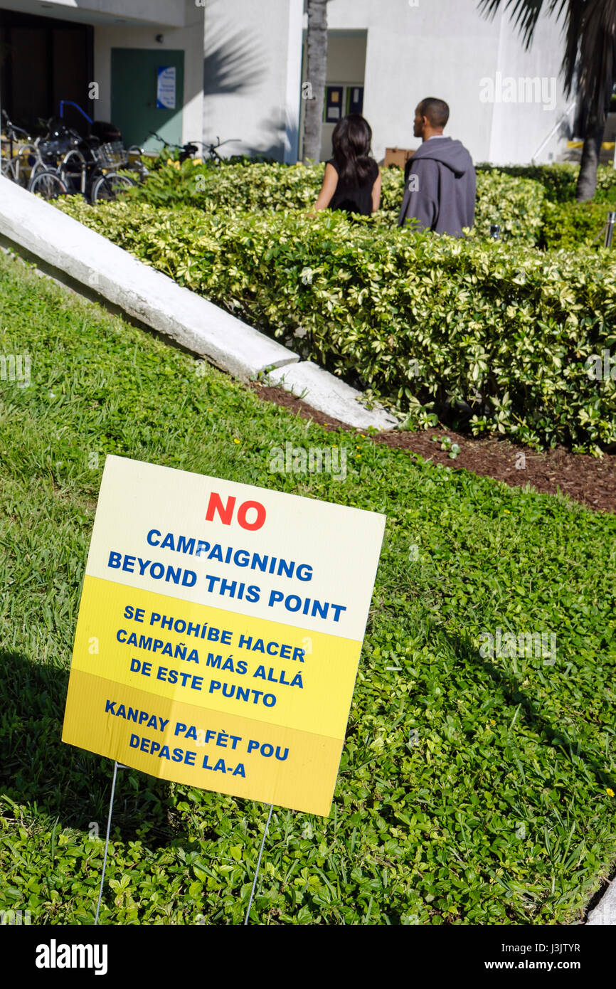 Miami Beach Florida,Municipio,edificio,quartiere di voto anticipato,elezione,segno,avvertimento,politica no campagna,multilingue,inglese,spagnolo,creolo,lingua Foto Stock