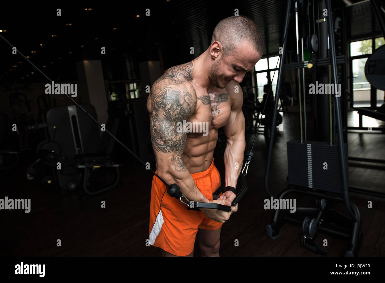 Atleta sta lavorando sul suo petto con cavo crossover in palestra Foto Stock
