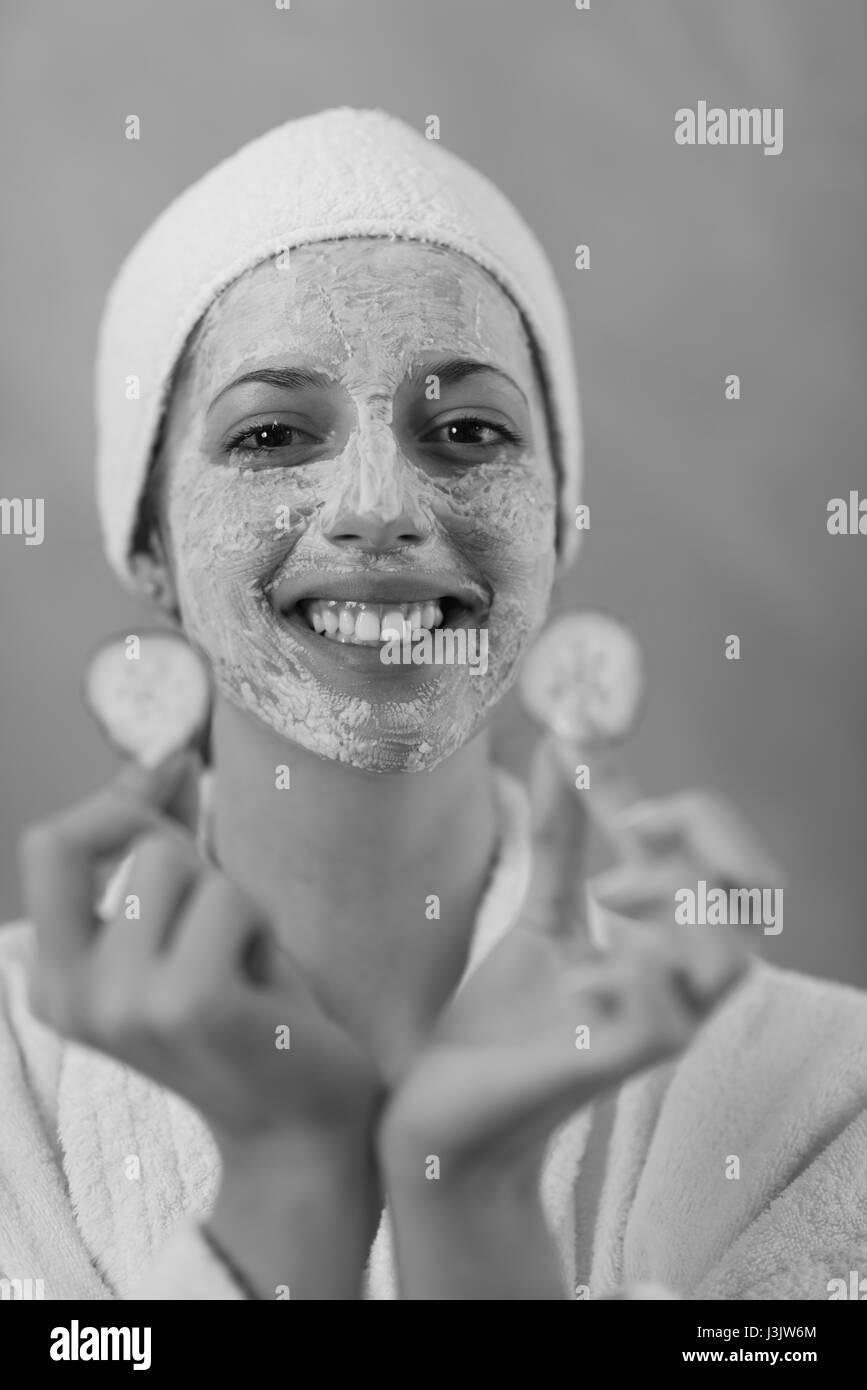 Spa donna applicando la maschera per il viso Trattamenti di bellezza Close up ritratto della bella ragazza con un asciugamano sul suo capo di applicare la maschera per il viso Foto Stock