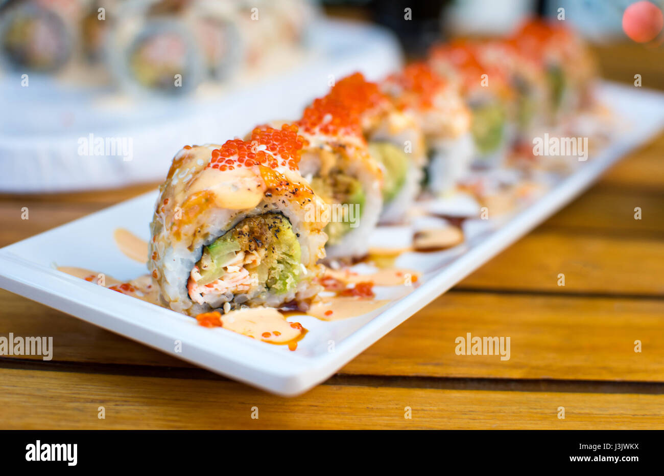 Rotoli di sushi su una piastra nel ristorante Foto Stock