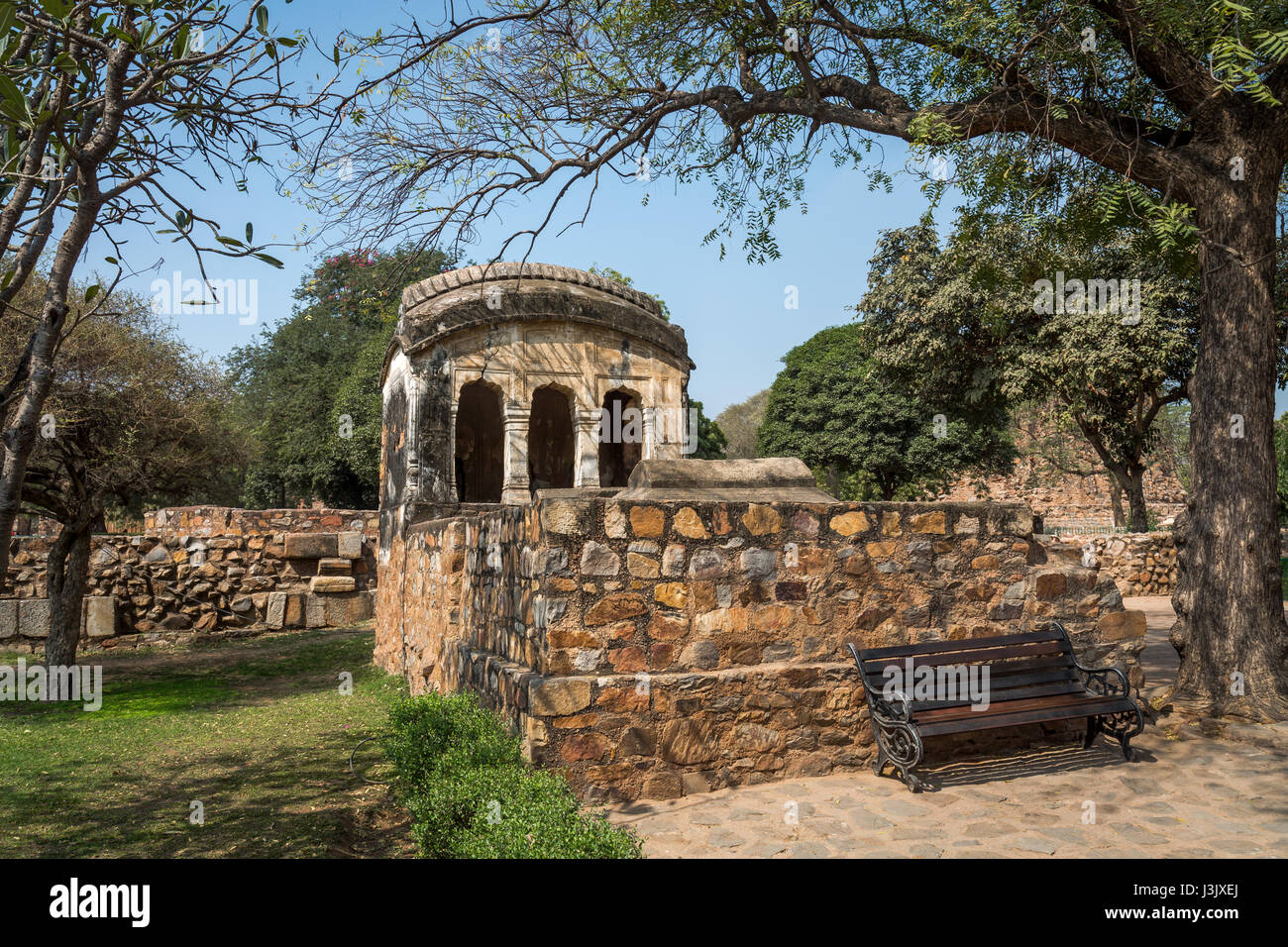 Storico medievale rovine presso il Qutb Minar sito in delhi formano il complesso di qutb, che è un sito patrimonio mondiale dell'UNESCO. Foto Stock
