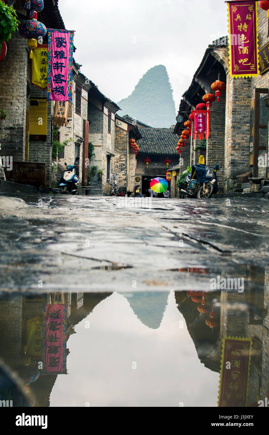 HUZHOU, Cina - 3 Maggio 2017: Huang Yao città antica strada di Zhaoping county, provincia di Guangxi. Formazione carsica riflessa nell'acqua di pioggia Foto Stock