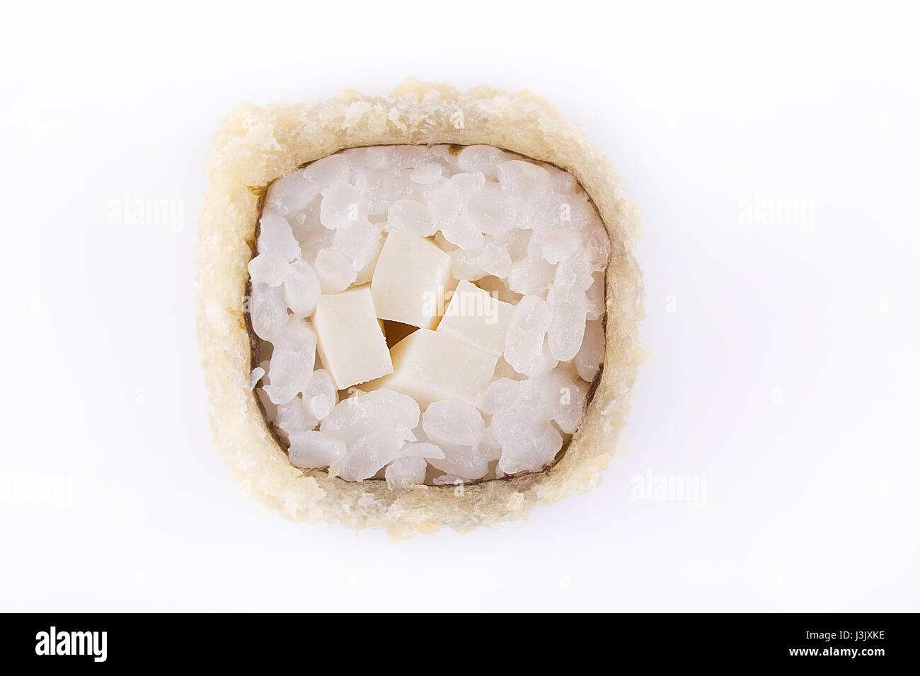 Fritto rotolo di sushi con calamari. Il cibo giapponese. Rullo a caldo con una crosta croccante su uno sfondo bianco. Isolato Foto Stock