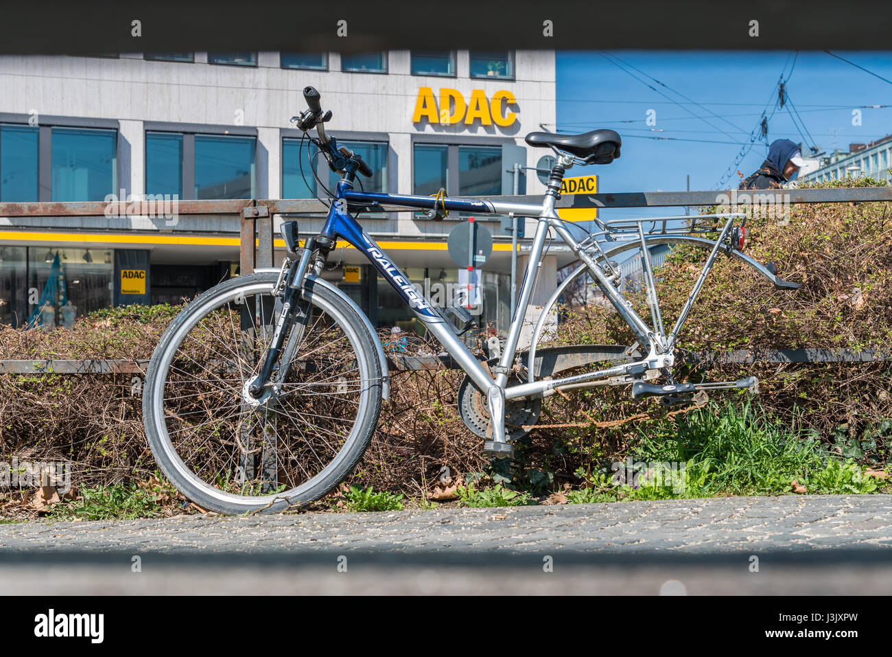 Germania - Monaco, 25 marzo 2017, uno rotto in bicicletta in Monaco di Baviera senza pneumatico posteriore con ADAC Sign in background Foto Stock