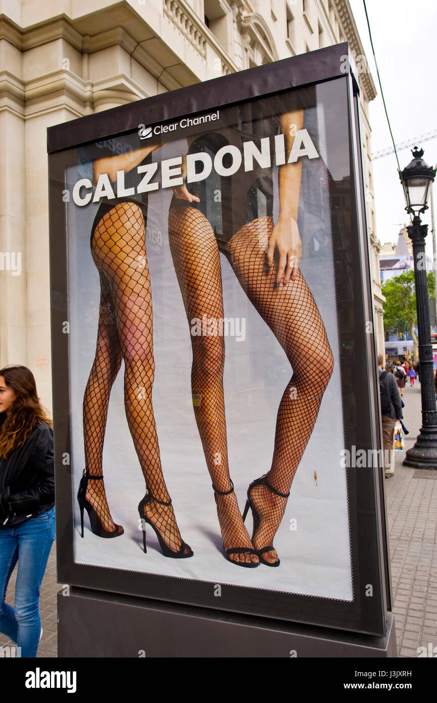 Cancella canale street affissioni per Calzedonia calze a Barcellona Spagna  ES UE Foto stock - Alamy