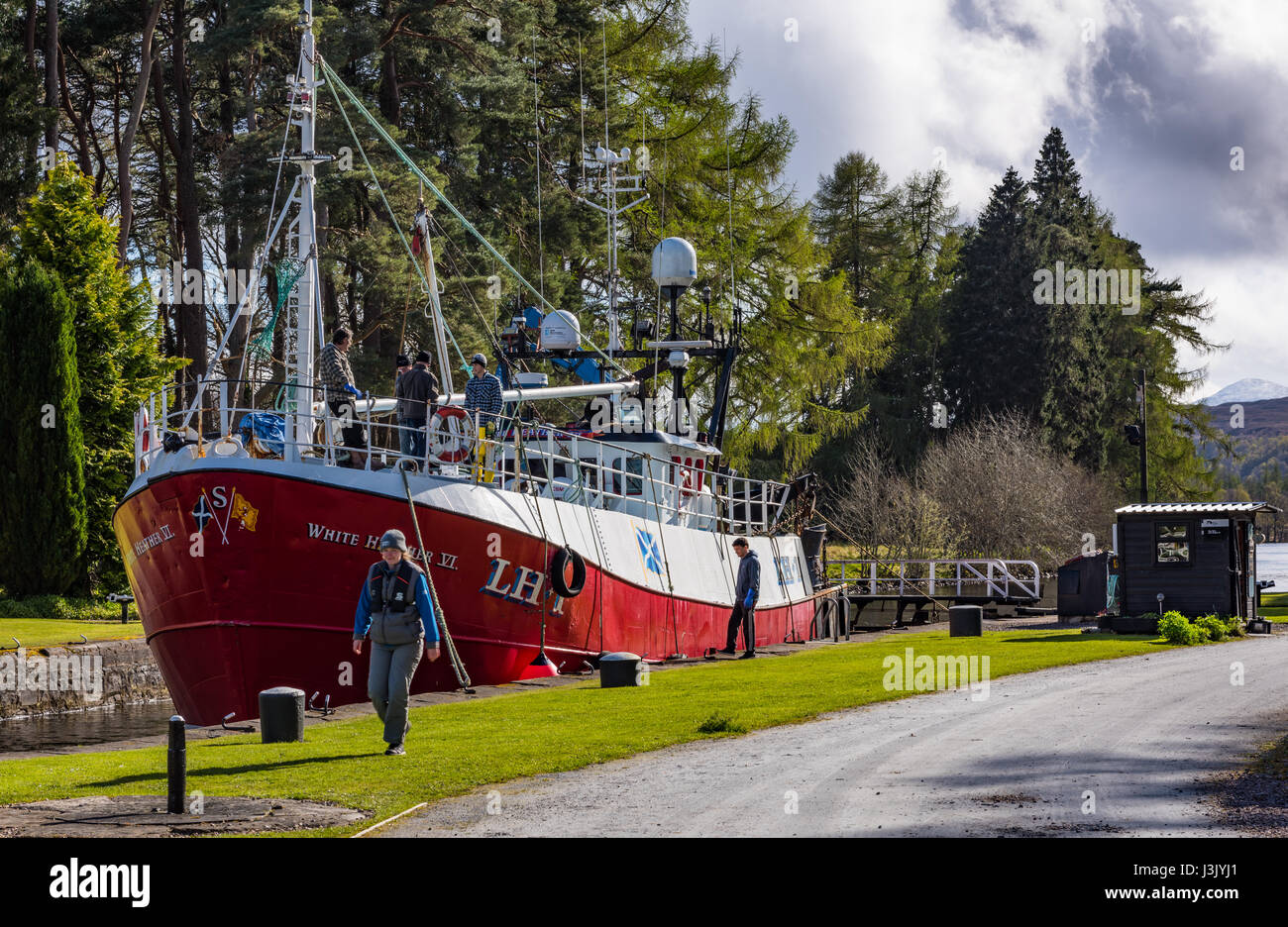 Kytra serratura con motor vessel & lock keeper, Caledonian Canal, Highlands, Scotland, Regno Unito. Foto Stock