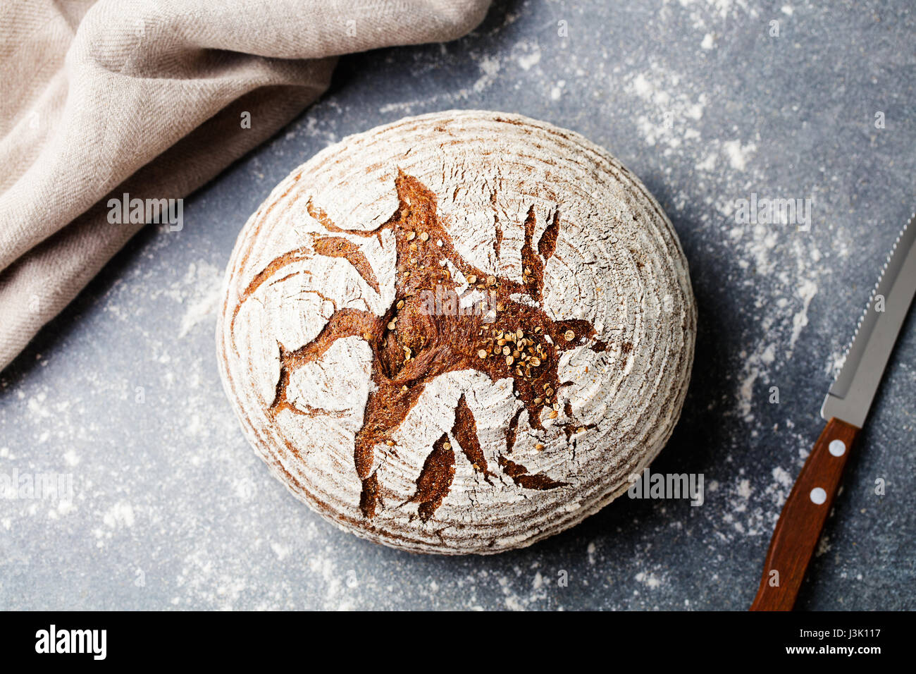 Pane di segale, grano intero su un livello di grigio ardesia sfondo. Vista dall'alto. Foto Stock