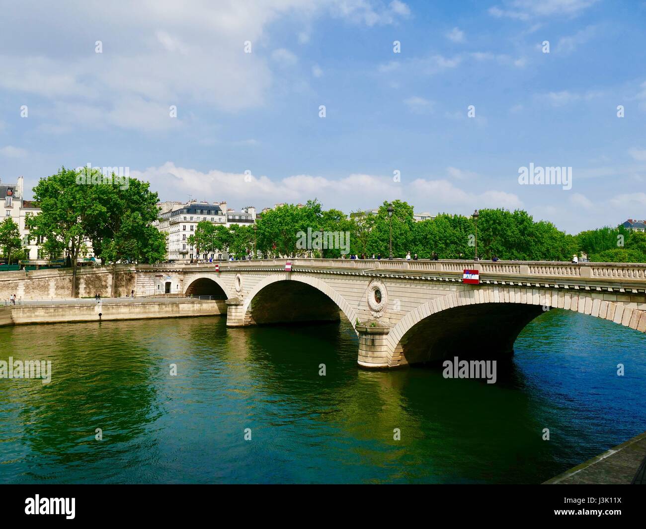 Il verde e il blu riflessione dal fiume Senna, Pont Marie (ponte), Parigi, Francia. Foto Stock