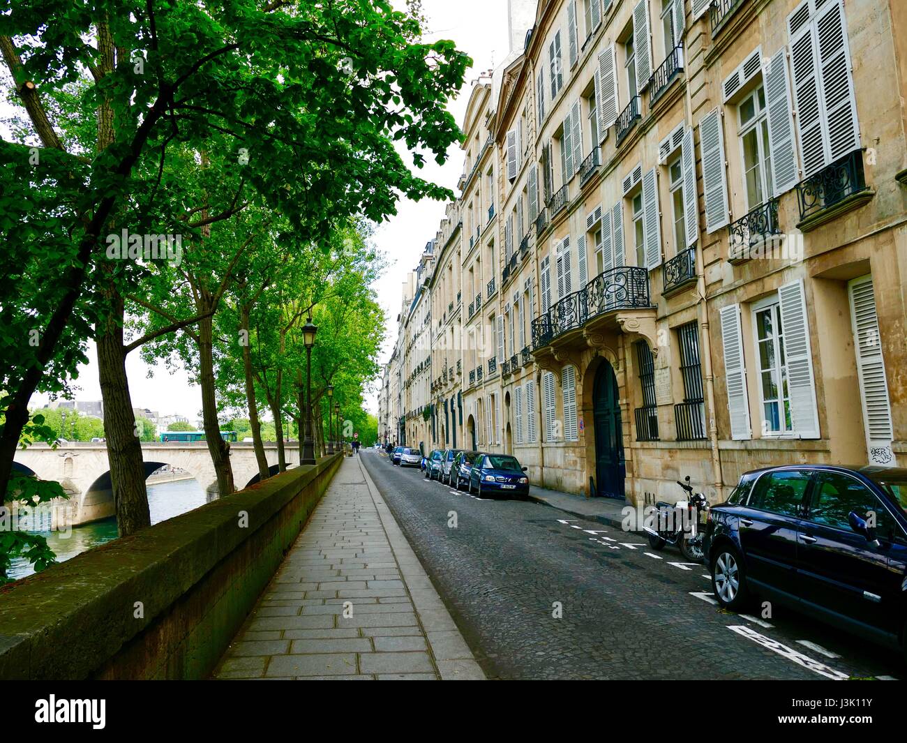 Vista su Quai de Bourbon, architettura e fiume, Île Saint-Louis, Parigi, Francia Foto Stock