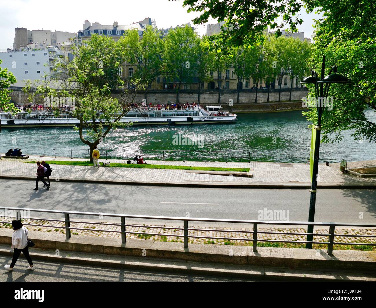 Persone rilassante lungo il fiume, Parc Rives de Seine, Voie Georges Pompidou di Parigi, Francia. Ex Georges-Pompidou express way. Foto Stock