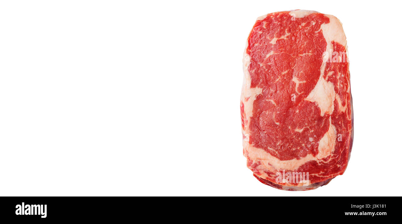 Crudo fresco bistecca di manzo isolato su bianco. Vista dall'alto. Spazio di copia Foto Stock