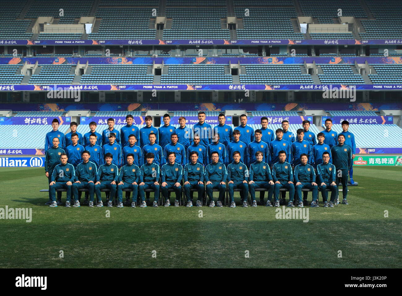 Foto di gruppo di giocatori di calcio cinese player Gu Wenxiang di Jiangsu Suning F.C. per il 2017 Chinese Football Association Super League, nella città di Nanjing East cinese della provincia di Jiangsu, 27 febbraio 2017. Foto Stock