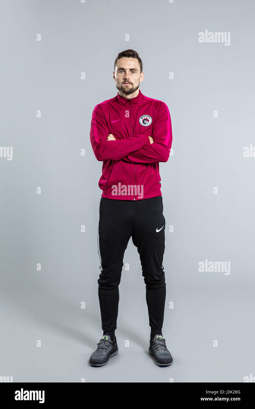 Ritratto di Australian soccer player James Holland di Liaoning Whowin F.C. per il 2017 Chinese Football Association Super League, Foshan City, a sud della Cina di provincia di Guangdong, 24 gennaio 2017. Foto Stock